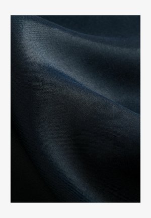 Ciemnoniebieska tkanina o gładkiej fakturze, lekko połyskująca, z tkanym wzorem, ukazująca miękkie fałdy i krzywizny.
