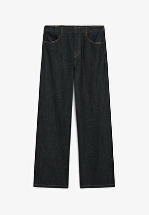 Pantaloni a gamba larga in denim scuro con vita alta, dotati di tasche frontali, cuciture gialle a contrasto e orlo sfrangiato.