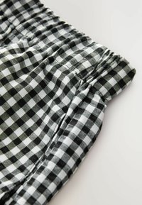 REGULAR FIT - PULL ON GINGHAM - Rövidnadrágok - black white