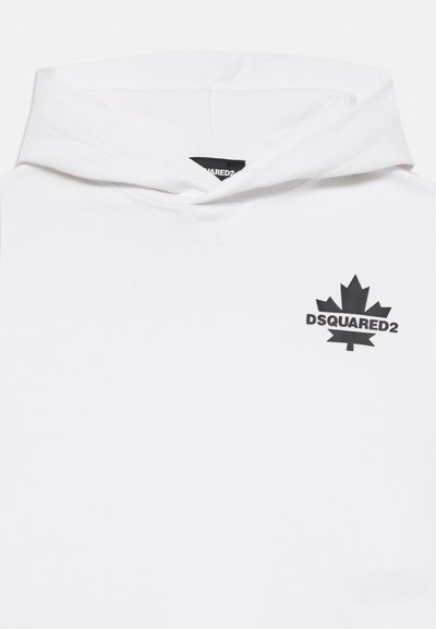 Vit hoodie gjort av mjukt tyg med en svart logotyp och lönnblad design på vänster bröstområde. Dragsko på huvan ger extra detalj.