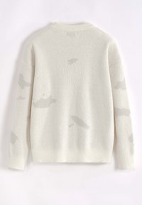 Pull blanc avec un tricot texturé, présentant de subtils patchs gris. Encolure classique et poignets côtelés, conçu pour un fit décontracté.