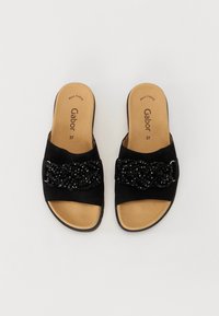 Sandale negre tip slip-on cu o curea lată ce are un accent texturat din mărgele negre. Brant moale, talpă plată și mărimea 37 indicată în interior.