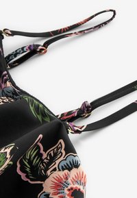 Crni cvjetni bikini top s živopisnim bojama, podesivim trakama s metalnim detaljima i glatkim materijalom s cvjetnim uzorkom.
