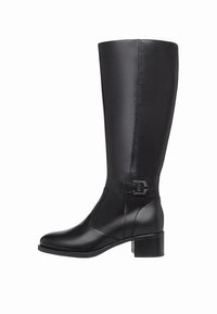 Bottes en cuir noir arrivant au genou, avec un bout carré, un talon bloc et une sangle décorative avec des détails en métal sur le côté.