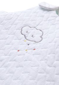 Weißer gestepptes Gewebe mit einem gestickten lächelnden Wolken und kleinen bunten Dreiecksregentropfen darunter.