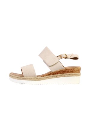 Beige kile sandal med to brede stofstropper, ankelspænde, jute kant og hvid tekstureret gummisål.