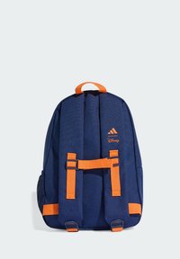 Teget plavi ruksak s narančastim trakama i detaljima, ima gornju ručku, podesive podstavljene naramenice i bočni mrežasti džep.