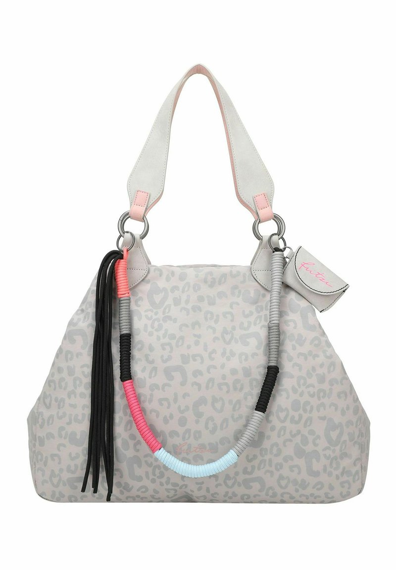 Sac à main en imprimé léopard gris avec une texture lisse. Présente des accents de poignée aux couleurs pastel, des détails en métal argenté et un pompon.