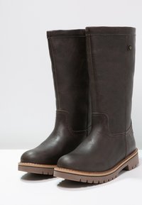 Stivali alti in pelle marrone con superficie texture, punta arrotondata e suola resistente con battistrada profondo per una buona aderenza.