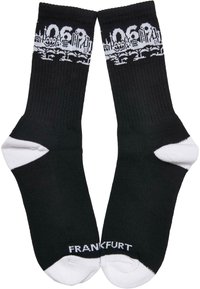 Schwarze Socken mit weißen Akzenten, die ein Stadtbild-Design und den Text "FRANKFURT" am Knöchel zeigen. Rippstruktur, in mittlerer Wadenlänge.