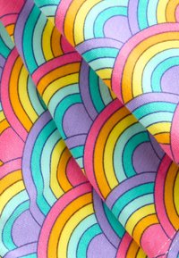 Barvna tkanina z vzorci ponavljajočih se mavričnih motivov v vijolični, roza, rumeni, turkizni in oranžni barvi, s prožno teksturo in rahlim leskom.