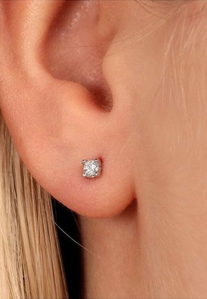 Quadratische Steckerohrringe mit einem zentralen klaren Edelstein, gefertigt aus silberfarbigem Metall, das eine polierte Oberfläche und ein minimalistisches Design aufweist.