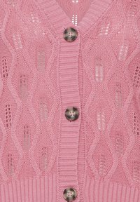 Cardigan rose tricoté avec un motif texturé en vague, bordure côtelée et trois grands boutons ronds gris au centre.