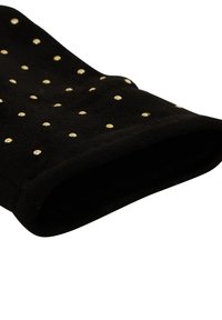 Guantelete de tela negra con una textura suave, que presenta tachuelas doradas espaciadas uniformemente como acentos a lo largo de su superficie.