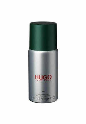 Sølv spray deodorant med grønt låg, mærket "HUGO HUGO BOSS Man", indeholder 150 ml og 100 g.