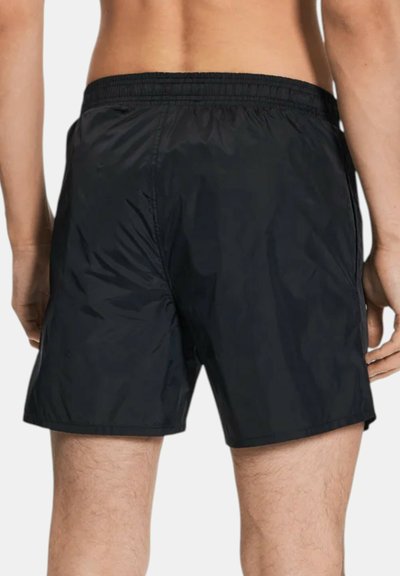 Costume da bagno corto nero realizzato in tessuto leggero ad asciugatura rapida. Presenta una cintura elastica e una texture liscia e brillante.