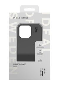 Coque noire pour iPhone 16 Plus avec un design protecteur, dotée d'une découpe carrée pour l'appareil photo et d'un emballage en matériaux recyclés.