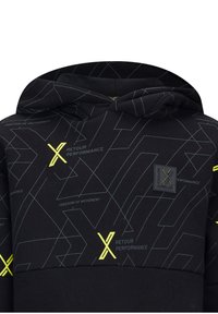 Felpa nera con cappuccio, caratterizzata da motivi geometrici in blu chiaro e giallo neon. Dettagli includono un'etichetta con logo e testo per le prestazioni in movimento.