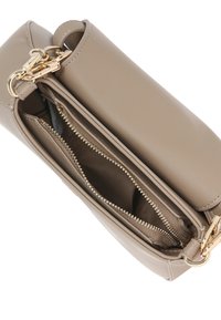 Borsa in pelle beige con parte superiore arrotondata, due scomparti con cerniera e hardware in tonalità oro. Texture liscia, dettagli di cucitura minimi.