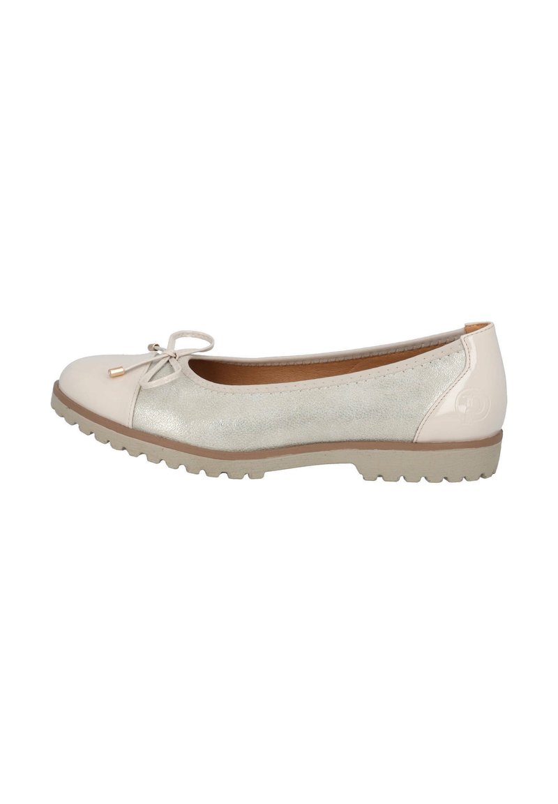 Bailarinas con una puntera de charol beige y un cuerpo texturizado plateado. Presenta un lazo decorativo y una suela gris duradera con tracción.