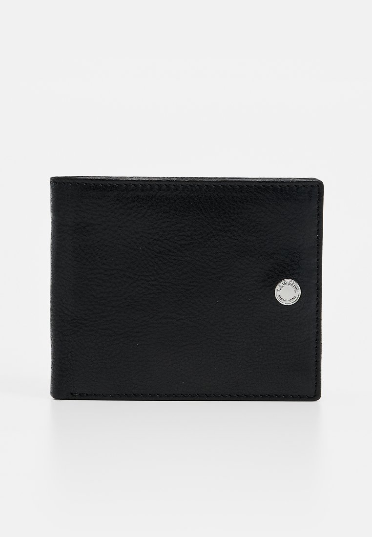 Cartera de cuero negro con textura suave, diseño bi-fold y un acento de logo metálico plateado en la parte frontal.