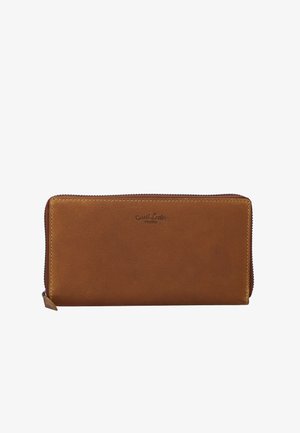 Ruskea nahkalompakko, jossa on sileä pinta, vetoketjukiinnitys ja kohokuvioitu logo. Suorakulmainen muoto, minimalistinen muotoilu ja ei näkyviä kuvioita.