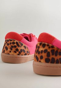 Lyserøde ruskinds sneakers med leopardprint-detaljer på hælen, gummisål og kontrasterende syninger. Blød tekstur og dristigt design.