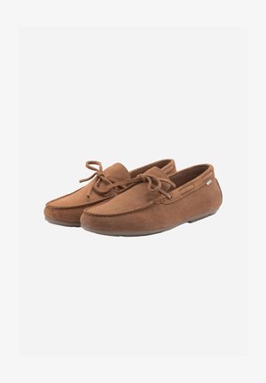 Bruine suède mocassinschoenen met een gladde textuur, ronde neus en vetersluiting aan de voorkant. Voorzien van een stevige rubberen zool en zijkanten met accenten.