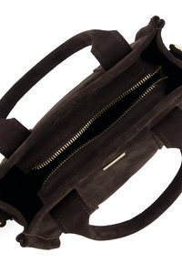 Sac à main en daim marron foncé avec deux poignées et une fermeture éclair dorée partiellement ouverte, révélant un intérieur spacieux.