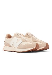 Krémové atletické tenisky s svrchní částí z semiše a síťoviny, se bílým logem, plochými tkaničkami a texturovanou gumovou podrá�žkou.