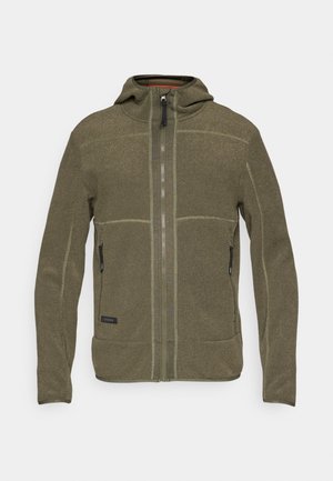 Olivgrüner Kapuzenpullover mit Reißverschluss und strukturierter Oberfläche, ausgestattet mit Kapuze, zwei Seitentaschen und kontrastierenden Nähten entlang der Nähte.