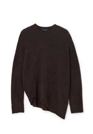 Maglione a maglia pelosa marrone scuro con colletto rotondo, orlo asimmetrico e maniche lunghe, adagiato su uno sfondo bianco.