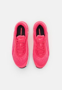 Rosa träningsskor med en ventilerande mesh-ovandel, rund tå, platta snören och en dämpad sula med en svart inredningsdesign.