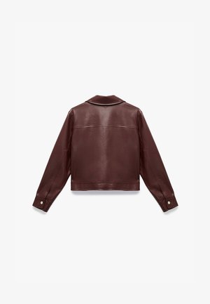 Bordeaux leren jasje met een kort ontwerp, lange mouwen, een gelapte kraag en drukknoopdetails op de manchetten. Zorgvuldig afgewerkt met een soepele textuur.