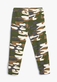 Camouflage joggingbroek met een mix van groene, bruine en crèmekleurige patronen. Gemaakt van zachte stof met een elastische tailleband en taps toelopende manchetten.