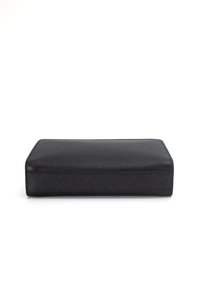 Portafoglio rettangolare nero realizzato in pelle testurizzata, con una finitura liscia e un design minimalista senza hardware visibile o accenti.