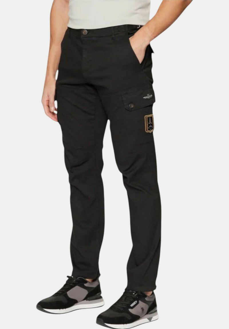 Zwarte cargobroek met een gladde textuur, voorzien van voor- en zijzakken, een knoopsluiting en een geborduurd label op de bovenbeen.