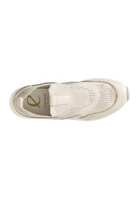 Jasno beżowe slip-on sneakersy z siateczkowej górnej części, ozdobnymi ćwiekami, zaokrąglonym noskiem i elastycznymi panelami bocznymi dla zwiększenia elastyczności. Gładka gumowa podeszwa.