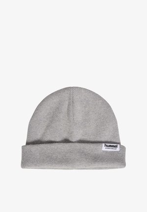 Graue Strickmütze mit umgeschlagenem Saum. Verfügt über ein gesticktes Markenlabel an der Seite, eine weiche Textur und ein eng anliegendes Design.