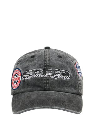 Cappellino da baseball grigio usurato con ricamo "Speed Limit 3RD Street" sul davanti e toppa circolare "Detroit Speedway Racing" sul lato.