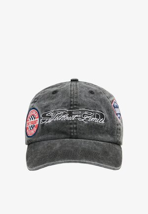 Cappellino da baseball grigio usurato con ricamo "Speed Limit 3RD Street" sul davanti e toppa circolare "Detroit Speedway Racing" sul lato.
