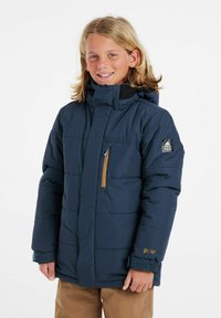 Giacca imbottita blu navy con tasca sul petto con zip, cappuccio regolabile e dettaglio del logo sulla manica. Tessuto testurizzato e polsini elasticizzati.