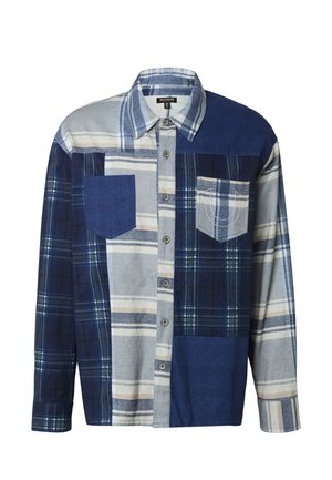 Pánská košile s dlouhým rukávem v patchworkovém károvaném vzoru v odstínech modré, šedé a bílé, s knoflíkovým zapínáním vpředu a dvěma náprsními kapsami.