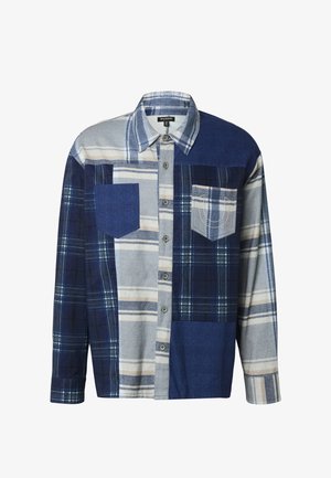 Herren-Langarm-Hemd im Patchwork-Karomuster in Blau-, Grau- und Weißtönen mit durchgehender Knopfleiste und zwei Brusttaschen.