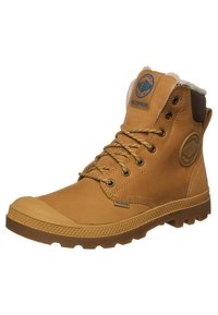 Botte de randonnée imperméable couleur fauve avec semelle en caoutchouc, col rembourré, lacets, et patchs de marque sur la languette et le côté.