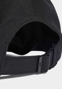 Gorra negra, con un tejido texturizado y una visera curva. Correa ajustable con hebilla de plástico, mostrando detalles de costura a lo largo del borde.