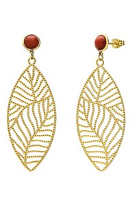 Ohrringe in Goldfarbe mit einem blattförmigen Design, das Ausschnittmuster und eine strukturierte Oberfläche aufweist. Oben sitzt eine rundliche, rötliche Perle.