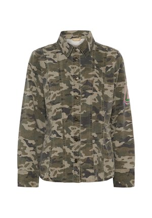 Zöld és bézs árnyalatú terepmintás dzseki, gombos dizájnnal, gallérral és rózsaszín díszítéssel a bal ujján.