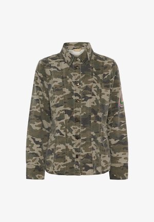 Camouflagejas in tinten groen en beige, met een knoopsluiting, een kraag en een roze accent op de linker mouw.