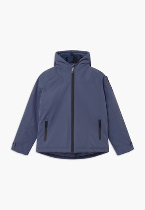 Niebieska zimowa kurtka z kapturem, z zamkiem błyskawicznym z przodu, zamykanymi na zamek bocznymi kieszeniami oraz guzikami przy mankietach, pokazana na białym tle na płasko.